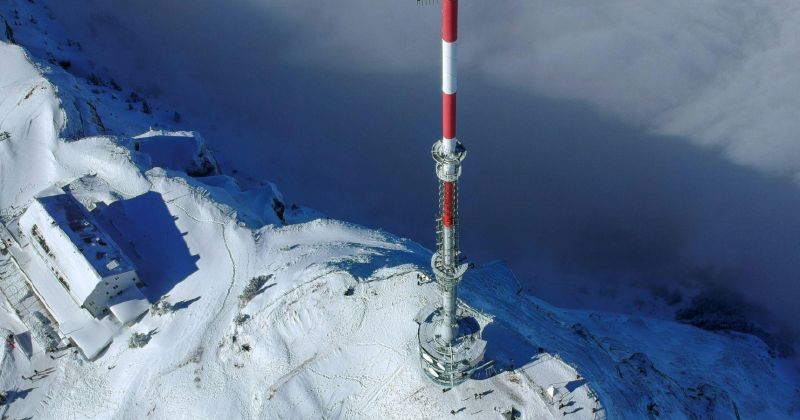 Telecommunications tower